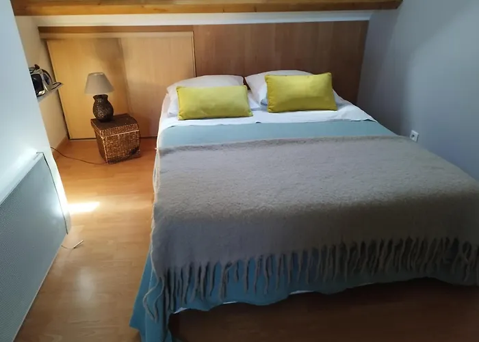 Le Champ Du Petit Bois